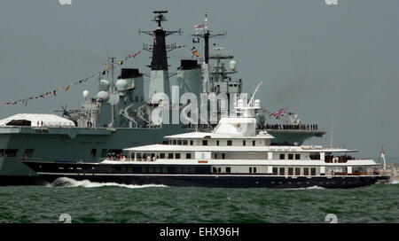 AJAX-NACHRICHTENFOTOS 28. JUNI 2005. PORTSMOUTH, ENGLAND. -T200 INTERNATIONAL FLEET REVIEW - DER ROYAL NAVY FLUGZEUGTRÄGER HMS INVINCIBLE ÜBERRAGT SIR DONALD GOSLING SUPERYACHT M.Y.LEANDER AS ES DAMPFT VORBEI AN RIESIGEN KRIEGSSCHIFF. LEANDER WAR TEIL DER OFFIZIELLEN BEITRAG FLOTTE UNTER DER LEITUNG VON HM KÖNIGIN ELIZABETH II IN HMS ENDURANCE. FOTO: JONATHAN EASTLAND/AJAX REF: D152806 / 297 Stockfoto