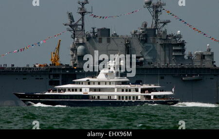 AJAX-NACHRICHTENFOTOS 28. JUNI 2005. PORTSMOUTH, ENGLAND. -T200 INTERNATIONAL FLEET REVIEW - DER UNITED STATES NAVY ANGRIFF SCHIFF USS SAIPAN ÜBERRAGT SIR DONALD GOSLING SUPERYACHT M.Y.LEANDER AS ES DAMPFT VORBEI AN RIESIGEN KRIEGSSCHIFF. LEANDER WAR TEIL DER OFFIZIELLEN BEITRAG FLOTTE UNTER DER LEITUNG VON HM KÖNIGIN ELIZABETH II IN HMS ENDURANCE. FOTO: JONATHAN EASTLAND/AJAX REF: D152806 / 299 Stockfoto