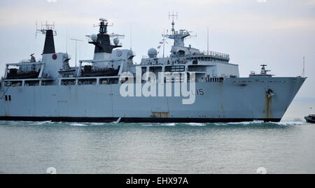 AJAXNETPHTO. 14. MÄRZ 2015. PORTSMOUTH, ENGLAND. -FLOTTE FLAGGSCHIFF KEHRT ZURÜCK - GESTREIFT ROST LANDUNG PLATTFORM DOCK ANGRIFF SCHIFF HMS BULWARK (L15) EINGABE HAFEN. FOTO: TONY HOLLAND/AJAX REF; DTH151403 37223 Stockfoto