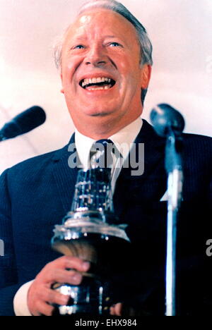 AJAX-NEWS-FOTOS - JANUAR 1973. LONDON, ENGLAND. -SEGLER DES JAHRES - HERR EDWARD HEATH SAMMELN SEINE YACHTSMAN OF THE YEAR AWARD AUF DER LONDON BOAT SHOW IM JANUAR.  FOTO: JONATHAN EASTLAND/AJAX REF: HDD/PEO/73/HEA Stockfoto