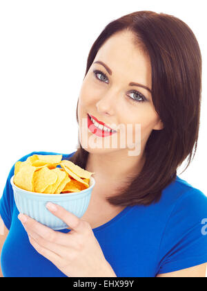 Attraktive junge Frau Essen Kartoffelchips Stockfoto