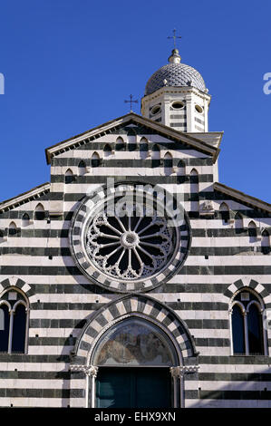 Aus Marmor gestreifte Kirche vorne mit Glockenturm hinter Stockfoto
