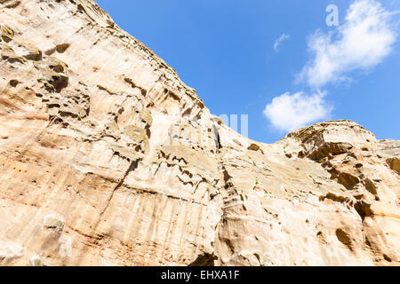 Sandsteinfelsen Gesicht. Von einem bunter Sandstein Felsen am südlichen Rand von Castle Rock, Nottingham, England, Großbritannien Stockfoto