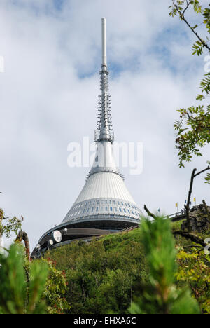 Jeschken Tower ist ein Hotel und Sender auf dem Gipfel eines Berges in Liberec, Tschechien. Stockfoto