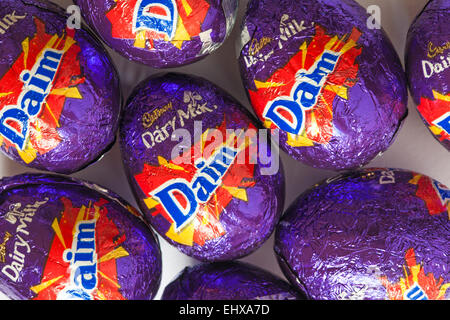 Cadbury Dairy Milk Daim Schokolade Ostereier - bereit für Ostern Stockfoto