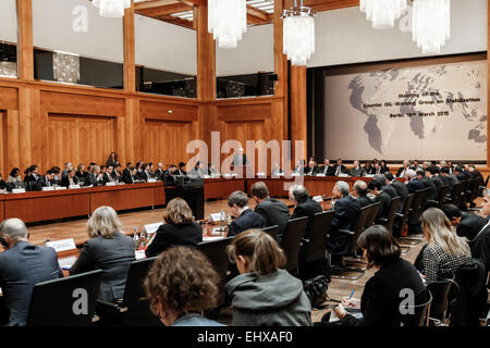 Berlin, Deutschland. 18. März 2015. Bundesaußenminister Steinmeier eröffnet die erste Sitzung der Arbeitsgruppe "Stabilisierung im Rahmen der internationalen Allianz gegen den Terrormiliz ISIS", wo Deutschland den Vorsitz der Gruppe zusammen mit den Vereinigten Arabischen Emiraten hat. Im Auswärtigen Amt am 18. März 2015, in Berlin, Deutschland. / Bild: Bilder des Treffens Credit: Reynaldo Chaib Paganelli/Alamy Live News Stockfoto