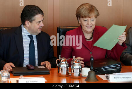 Berlin, Deutschland. 18. März 2015. Deutsch Chanceloor Angela Merkel (CDU) und Bundesministerin für Wirtschaft Sigmar Gabriel (SPD, L) besuchen eine Kabinettssitzung der deutschen Bundesregierung im Kanzleramt in Berlin, Deutschland, 18. März 2015. Foto: Wolfgang Kumm/Dpa/Alamy Live News Stockfoto