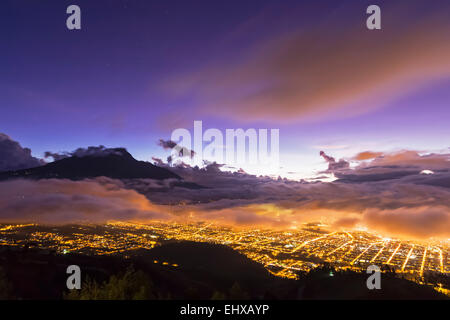 Südamerika, Ecudador, Provinz Imbabura, Ibarra, Imbabura Vulkan, blaue Stunde und Nebel Stockfoto