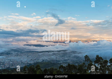 Südamerika, Ecudador, Provinz Imbabura, Ansicht Ibarra, Nebel im Morgenlicht Stockfoto