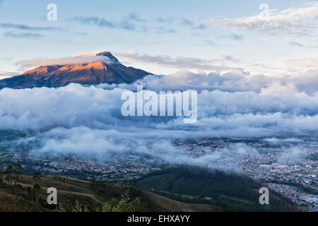 Südamerika, Ecudador, Provinz Imbabura, Ibarra, Imbabura Vulkan und Nebel am Morgen Stockfoto