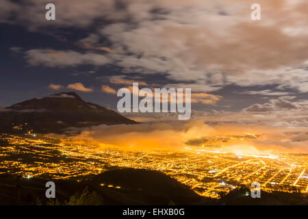 Südamerika, Ecudador, Provinz Imbabura, Ibarra, Imbabura Vulkan, blaue Stunde und Nebel Stockfoto