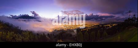 Südamerika, Ecudador, Provinz Imbabura, Ibarra, blaue Stunde und Nebel, Panorama Stockfoto