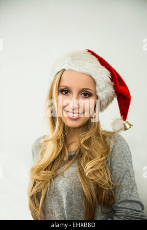 Porträt einer jungen blonden Frau mit Nikolausmütze, München, Bayern, Deutschland Stockfoto