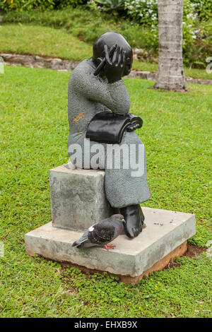 Die Statue 'Kursteilnehmer' ist durch das simbabwische Bildhauer jonothan mhondorohuma im Queen Elizabeth Park in Hamilton, Bermuda. Stockfoto