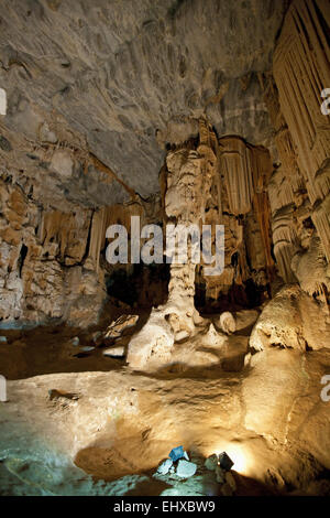 Kalkstein-Formationen in der Hauptkammer der Cango Caves, Oudtshoorn, Südafrika Stockfoto