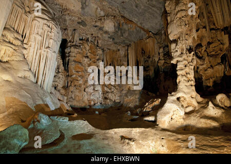 Kalkstein-Formationen in der Hauptkammer der Cango Caves, Oudtshoorn, Südafrika Stockfoto