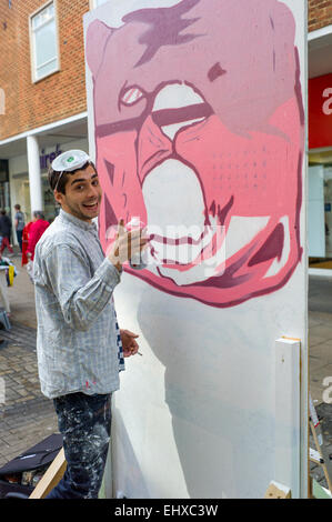 Schüler und ex-Studenten der Universität für die Creative Arts Mieter den Markt in Canterbury anzuzeigenden ihre waren Stockfoto