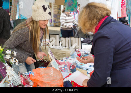 Schüler und ex-Studenten der Universität für die Creative Arts Mieter den Markt in Canterbury zu zeigen und verkaufen ihre Ware Stockfoto