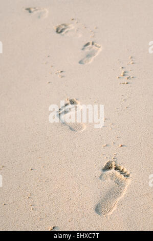 Fußspuren im Sand am Strand, Koh Lipe, Thailand Stockfoto