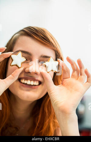 Nahaufnahme von eine rothaarige junge Frau mit Zimtsterne als Augen, München, Bayern, Deutschland Stockfoto