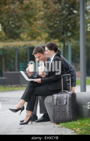 Reisen Führungskräfte gemeinsam auf einem Laptop, Bayern, Deutschland Stockfoto