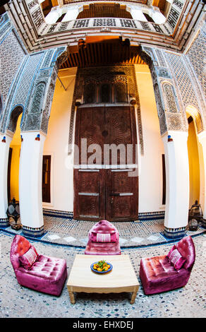 Ein Hof der traditionellen marokkanischen Riad (traditionelles Haus), als ein Hotel in Fez, Marokko Stockfoto