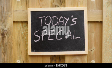 Heute-special geschrieben auf einer Tafel hängen an einer Holzwand Stockfoto