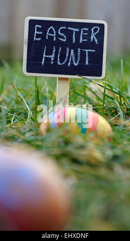 Ostern-Jagd auf einer Tafel stehen im Rasen zwischen Ostereiern geschrieben Stockfoto