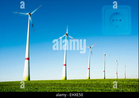 Drehenden Windkraftanlagen in Windparks, Bayern, Deutschland Stockfoto