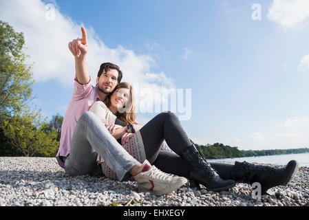 Mann Frau genießen Blick See umarmt Stockfoto