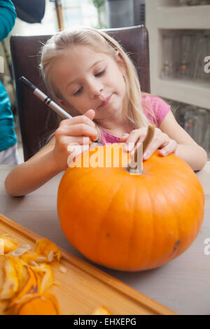 Mädchen schnitzen Kürbis für Halloween, Bayern, Deutschland Stockfoto