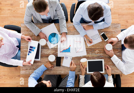 Nahaufnahme eines Business-Team mit Kaffee und Papiere Stockfoto