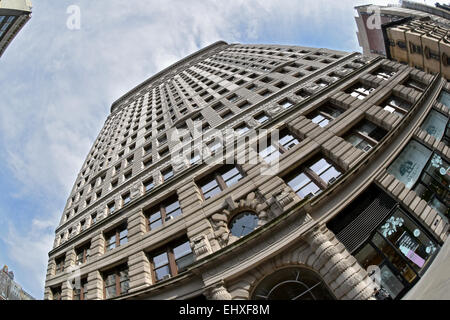 Ein Fischauge Blick auf das Flatiron Building von Fifth Avenue in New York City. Stockfoto