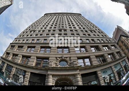 Ein Fischauge Blick auf das Flatiron Building von Fifth Avenue in New York City. Stockfoto