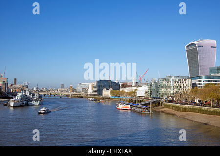 Themse und Walkie Talkie Gebäude London England Stockfoto