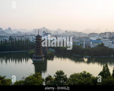 Die Sonne und Mond Pagoden im Banyan See in Guilin, China Stockfoto