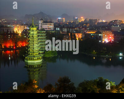 Die Sonne und Mond Pagoden im Banyan See in Guilin, China Stockfoto