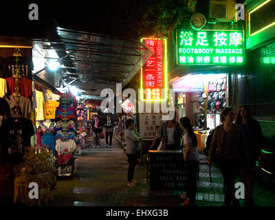 Massagesalon Leuchtreklame auf einer Straße in Guilin, China, Asien Stockfoto