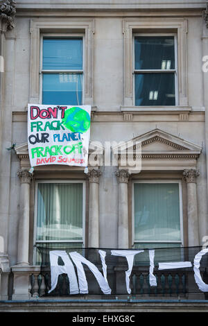 London, UK. 18. März 2015. Hausbesetzer besetzen eine leerstehende Gebäude neben dem Institute of Directors in der Pall Mall. Sie sind anti-Kapitalist und sind Bedenken über die Krise im Wohnungsbau London am Budget. Die Mischung der Bewohner gehören Anti-Frackers und Anarchisten. Bildnachweis: Guy Bell/Alamy Live-Nachrichten Stockfoto