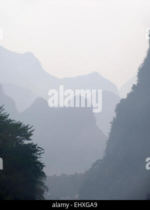 Berge im Nebel in der Nähe von Yangshuo, Guilin, China Stockfoto