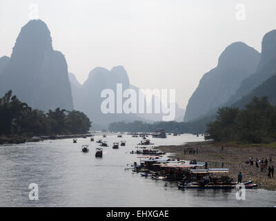 Touristischen Kreuzfahrt Boote auf dem Li-Fluss in der Nähe von Yangshuo, Guilin, China Stockfoto