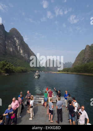 Touristischen Kreuzfahrtschiff auf dem Li-Fluss in der Nähe von Yangshuo, Guilin, China Stockfoto