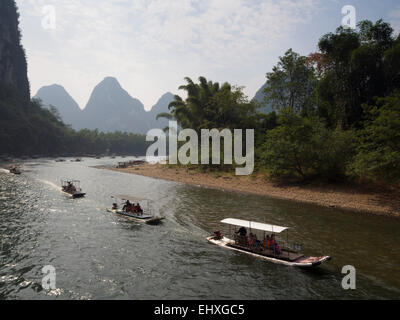 Touristischen Kreuzfahrt Boote auf dem Li-Fluss in der Nähe von Yangshuo, Guilin, China Stockfoto