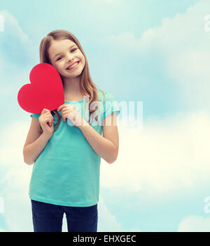 lächelndes Mädchen mit roten Herzen Stockfoto