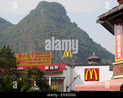 Außenansicht des McDonald's-Restaurant befindet sich in Yangshuo, China Stockfoto