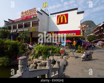 Außenansicht des McDonald's-Restaurant befindet sich in Yangshuo, China Stockfoto