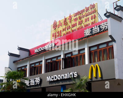 Außenansicht des McDonald's-Restaurant befindet sich in Yangshuo, China Stockfoto