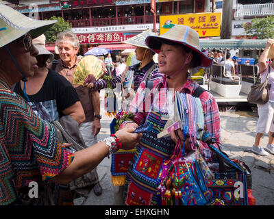 Chinesische Frau verkaufte Hüte und andere waren auf den Straßen von Yangshuo, China Stockfoto