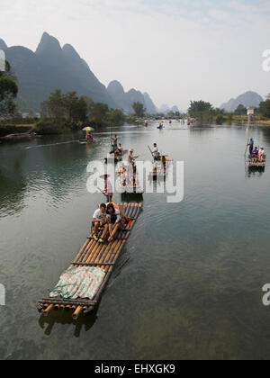 Bambus-Floß mit Touristen auf dem Li-Fluss in der Nähe von Yangshuo, Guilin, China Stockfoto