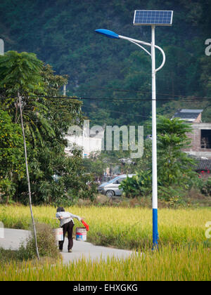 Solarbetriebene Laternenpfahl auf einer ländlichen Gegend in China, Asien Stockfoto